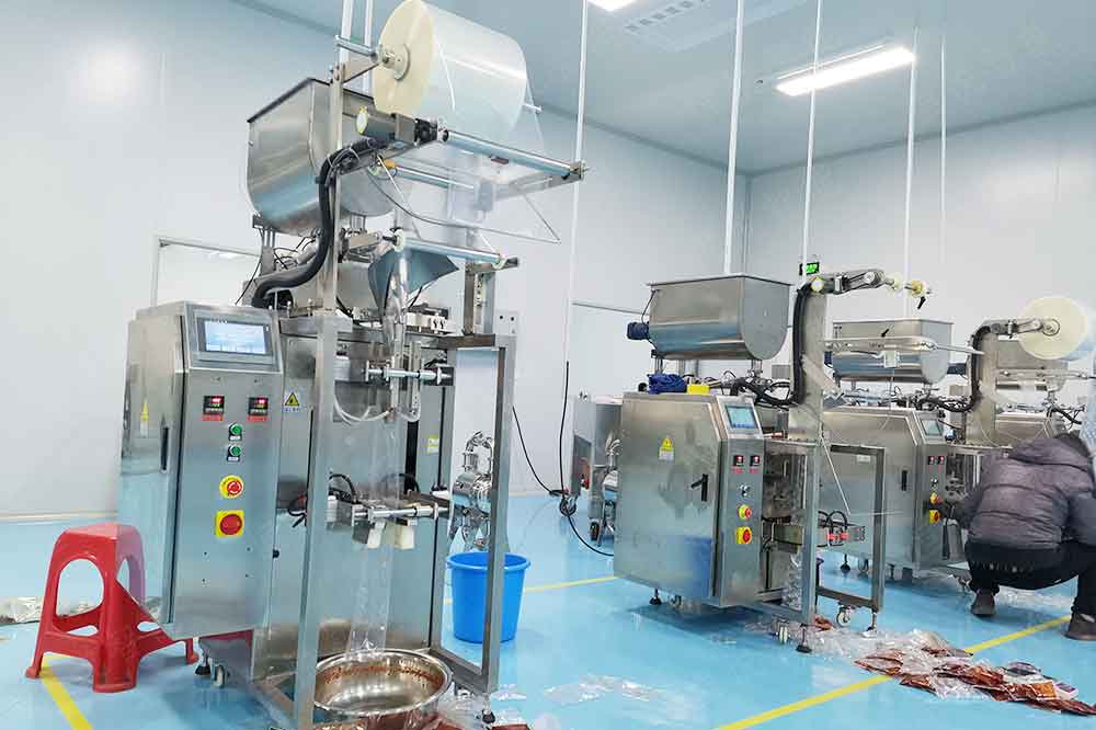 全自動火鍋底料包裝機用于火鍋料、豆瓣醬、辣椒醬等等產(chǎn)品包裝