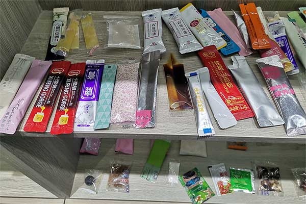 全自動小型包裝機能夠滿足顆粒、條塊、片狀、球狀、粉料、液體、膏體產(chǎn)品的自動定量包裝